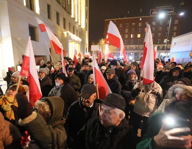 Miniatura: Całujące się kobiety na relacji z protestu...