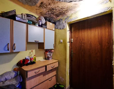 Miniatura: Ich dom się wali. Wstrząsająca historia...