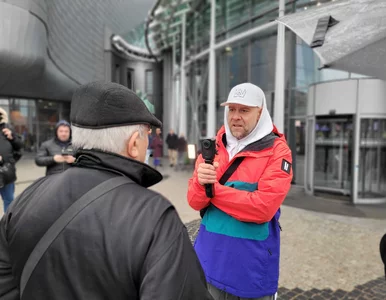 Miniatura: Tede pojechał pod budynek TVP. „Bronię...