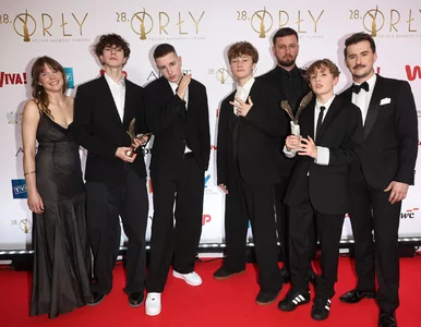 Miniatura: Publiczność wstała z miejsc. Poruszający...