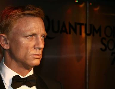 Miniatura: James Bond z kuflem piwa zamaist kieliszka...